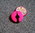 Button Schwarz auf Pink